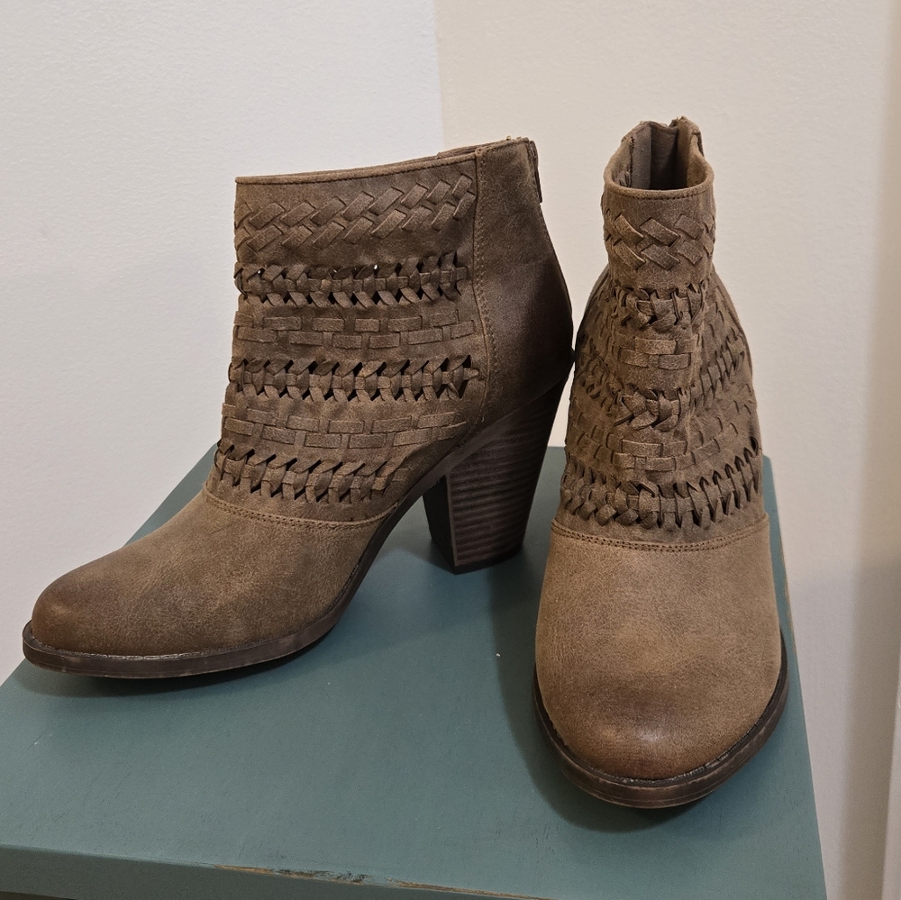 Fergie "Willow" ankle boot. Size 8.5 Brown